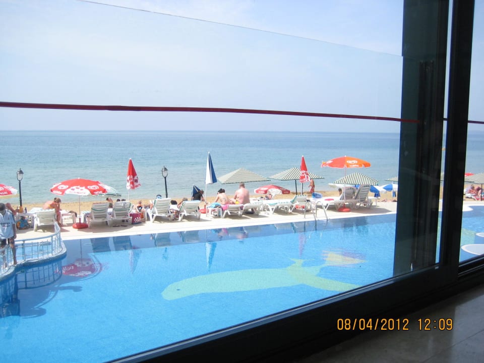 Blick aus der Lobby über den Pool zum Strand Aska Hotel Just in Beach