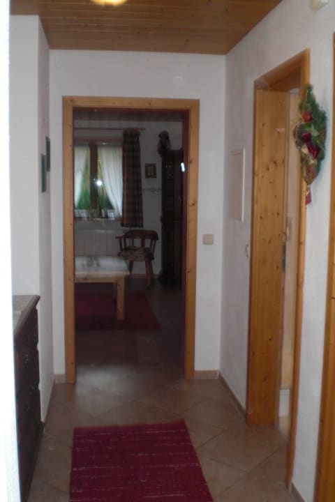FeWo EG: Blick von der Wohnungstür in den Flur Ferienwohnungen Stöcklhof