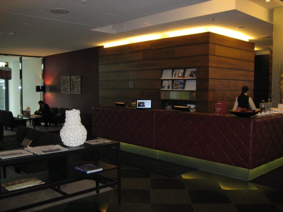 Lobby & Eingang / Rezeption Mövenpick Hotel Stuttgart Airport