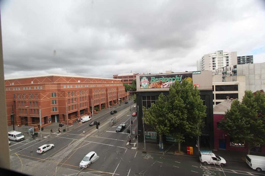 Widok z okna pokoju na ulicę HarbourView Apartment Hotel