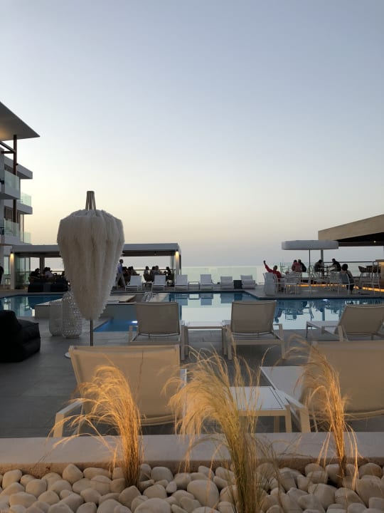 Blick vom Zimmer-Balkon (ebenerdig) über den Poolbereich auf Enorme Ammos Beach Resort