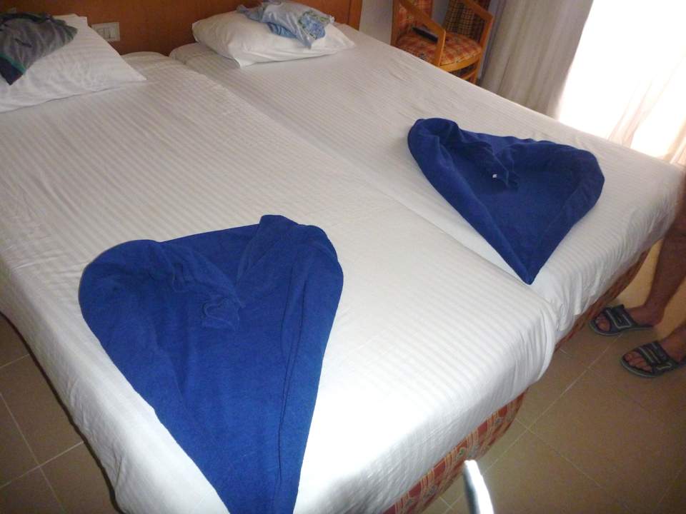 Deko auf dem Bett Beach Albatros Resort