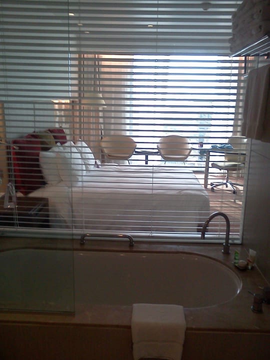 Blick aus dem Bad Crowne Plaza Hotel Yas Island