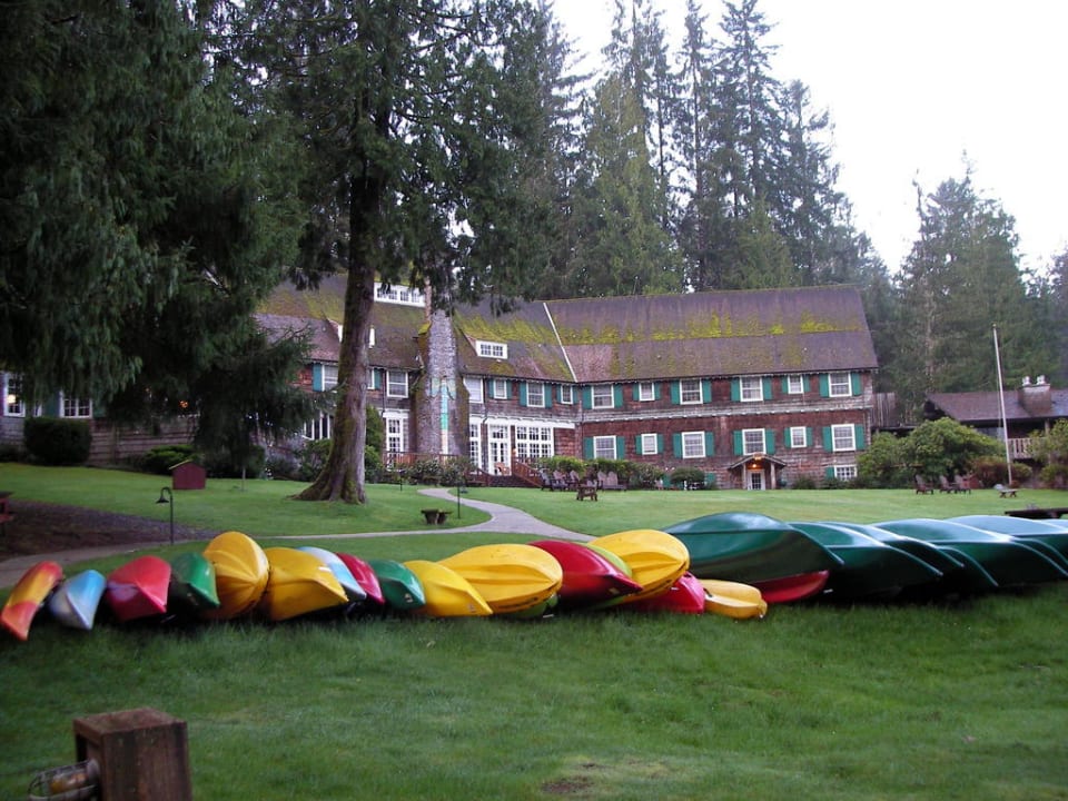 Blick auf die Lodge vom See Lake Quinault Lodge
