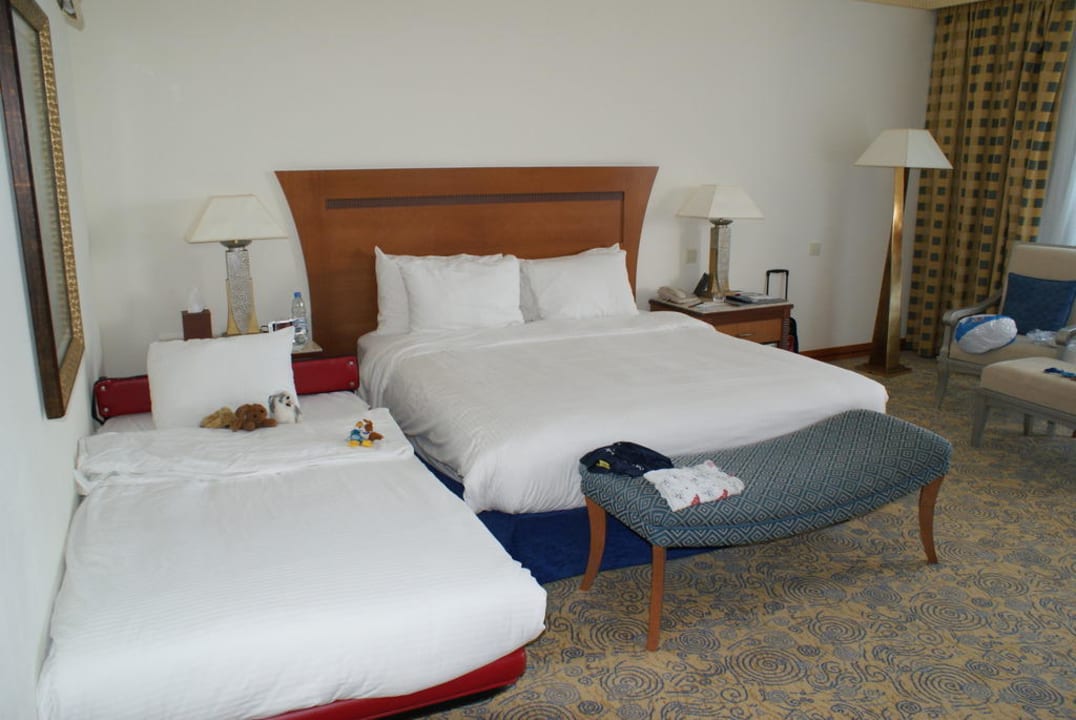 Doppelbett mit Zustellbett Hotel Le Meridien Al Aqah Beach Resort