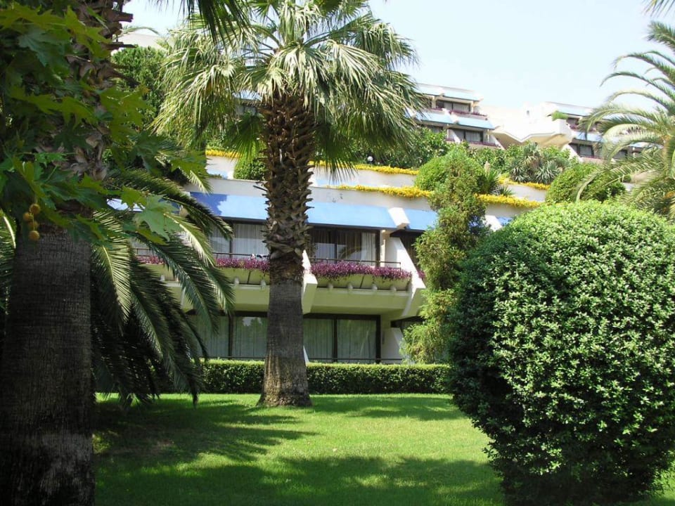 Blick von der Gartenanlage auf die Zimmer Side Star Elegance