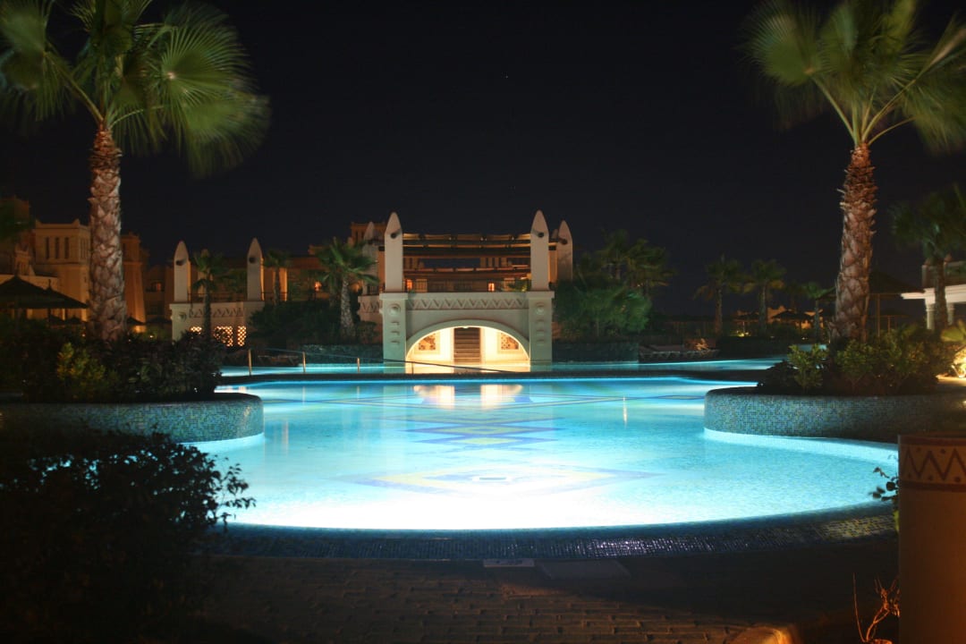 Poolanlage bei Nacht Hotel Riu Touareg