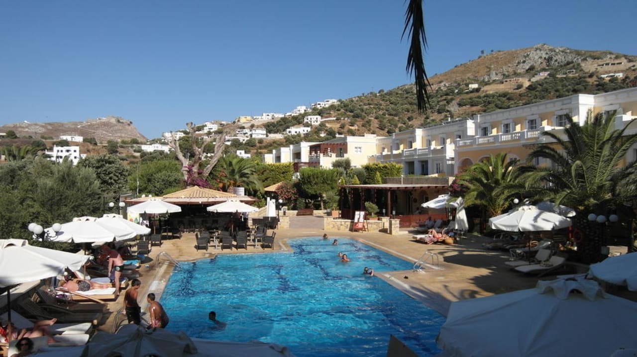Pool mit Hotelübersicht Hotel Crithoni's Paradise