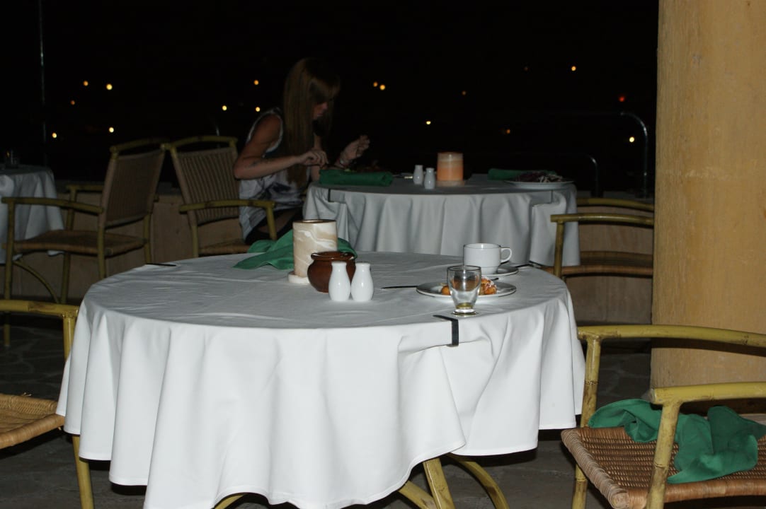 Tisch nach 1 Sunde ohne Gäste Malikia Resort Abu Dabbab