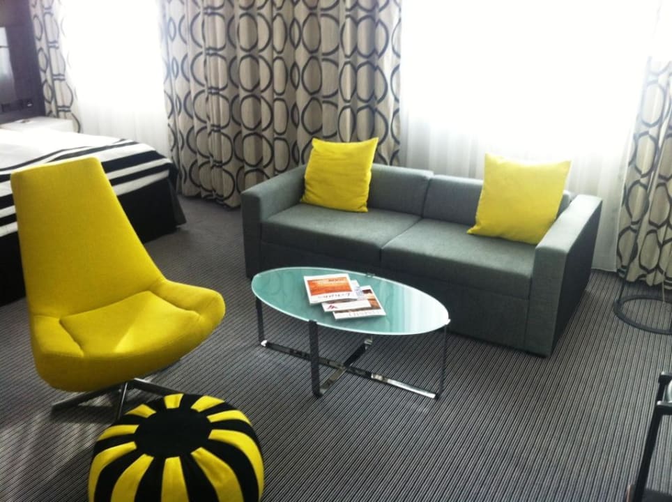 Couch im Deluxe Zimmer Vienna House by Wyndham Andel's Berlin