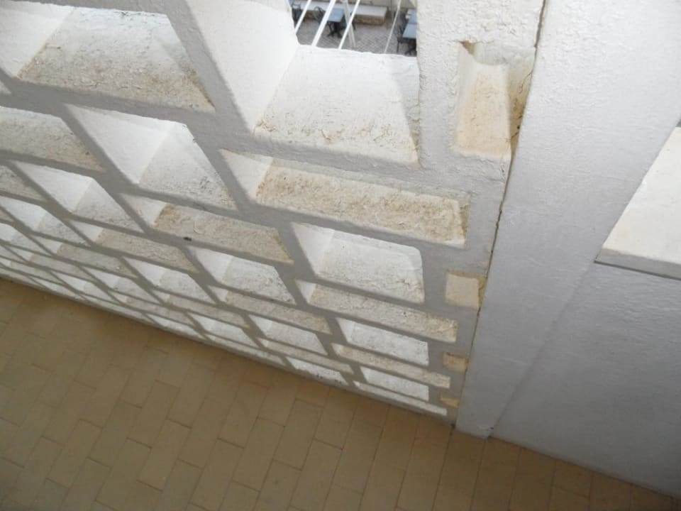 Verdreckte Sichtblende am Balkon Hotel Sol e Mar Adults Only