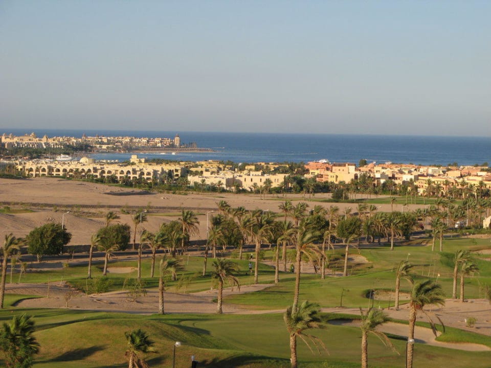 Blick vom Zimmer über den Ort Steigenberger Makadi Hotel - Adults only