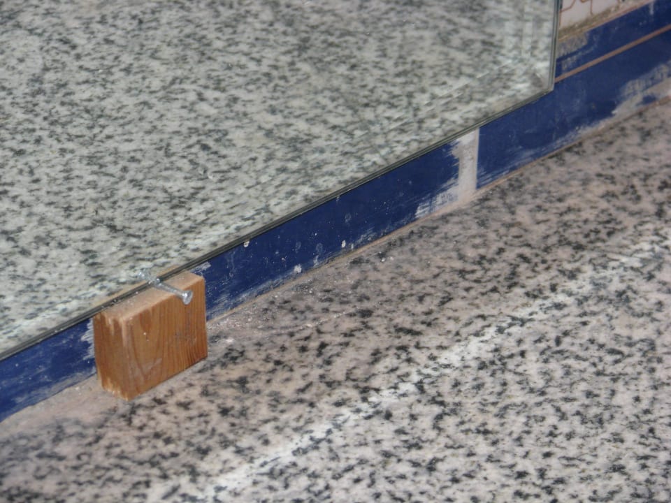 Lustro stojące na klockach drewnianych Hotel Faraana Heights Resort