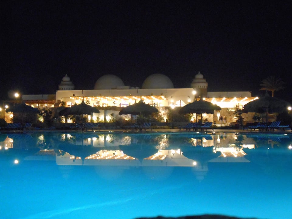 Sicht auf Restaurant by Night Hotel Gorgonia Beach Resort