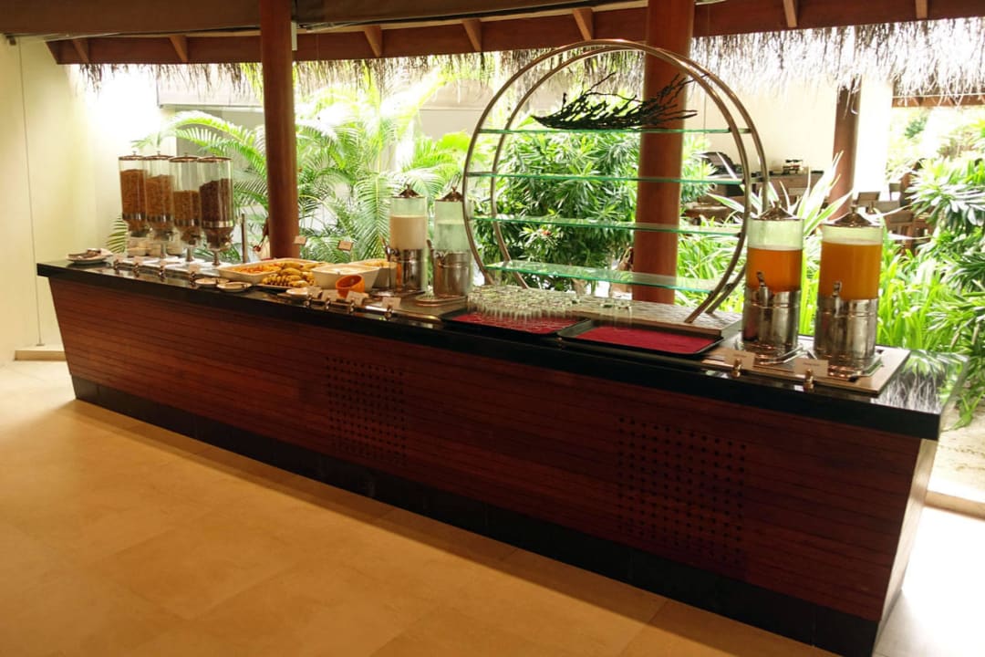 Cerealien, Obst und Säfte am Frühstücksbüffet Summer Island Maldives