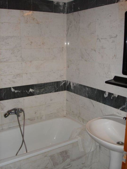 Bad eines neuen Zimmers Hotel Geranion Village