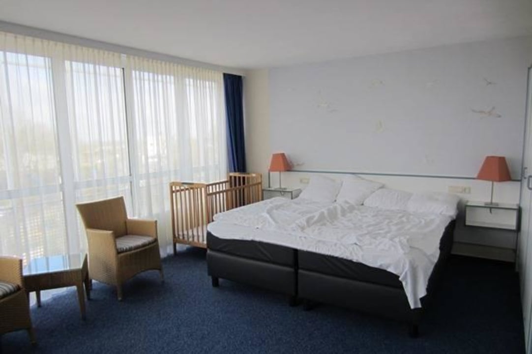 Kingsizebett im Schlafbereich Center Parcs Park Nordseeküste