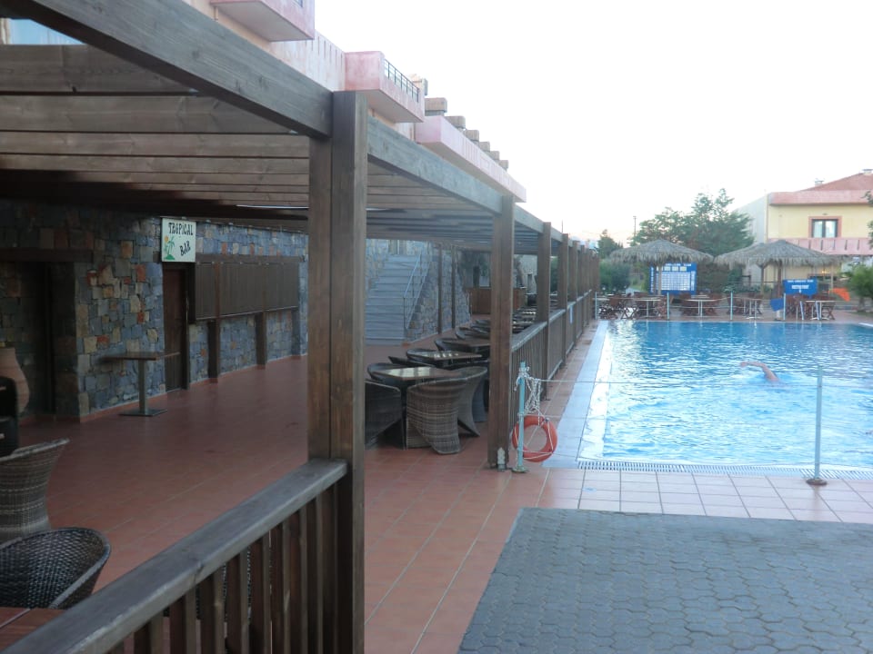 Teil der Bar, früh am Morgen Vasia Resort & Spa