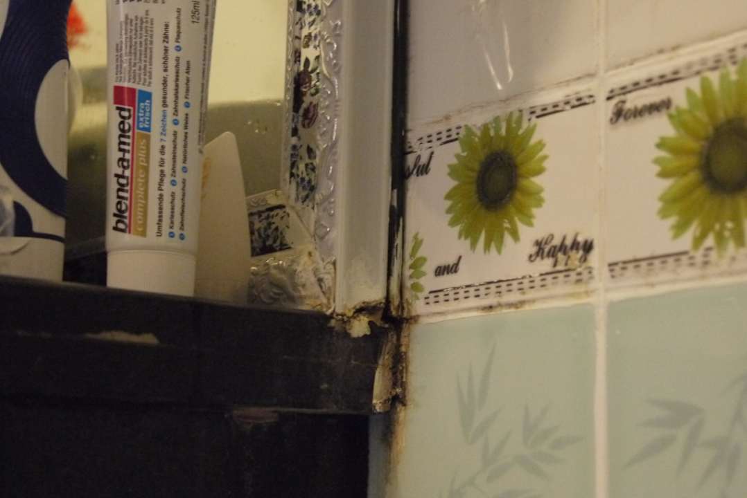 Cramp and dirty bathroom Hotel Thaison Palace