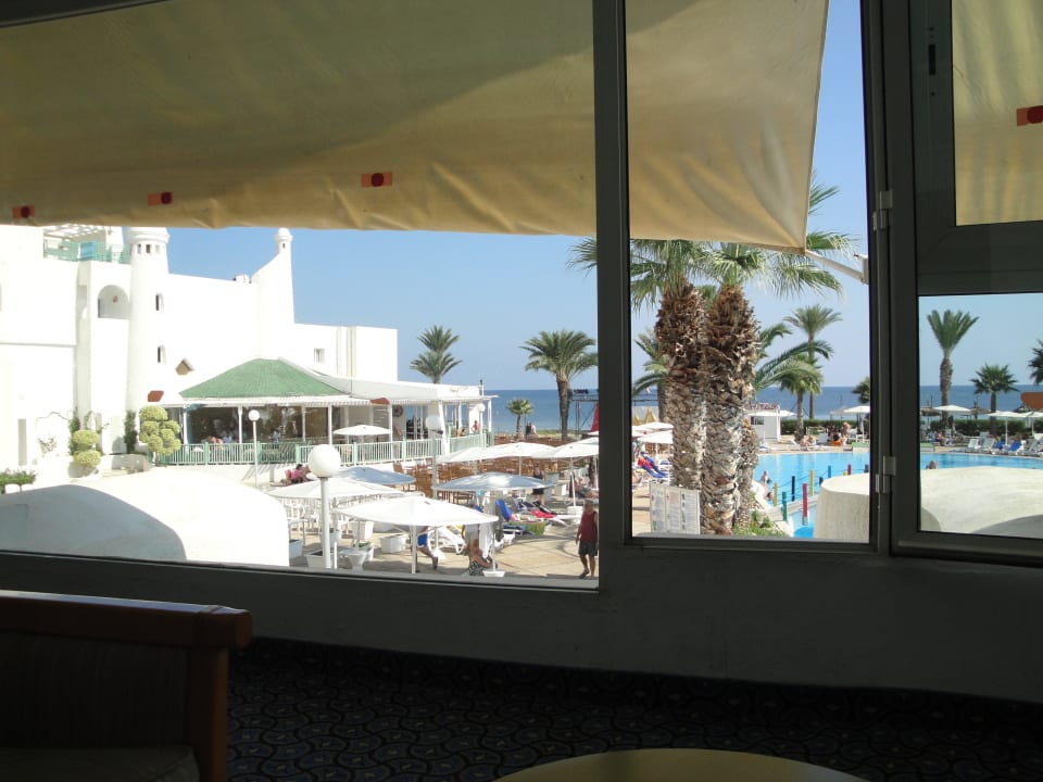 Ausblick auf Außenpool Hotel El Mouradi Skanes Beach