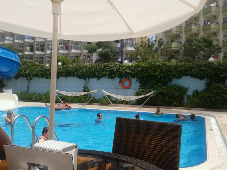 Sauberer Pool Blue Diamond Alya