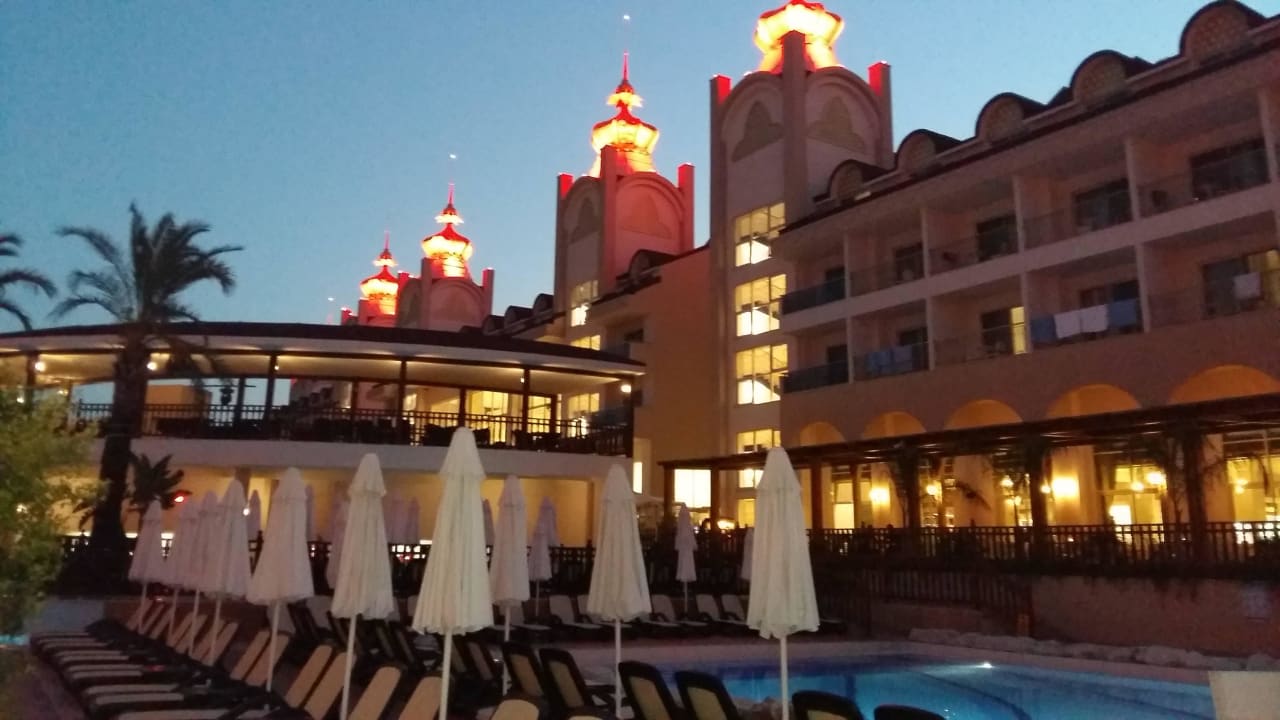 Abends glänzt es viel mehr als wie sonst. Traumhaft Well Palace Side