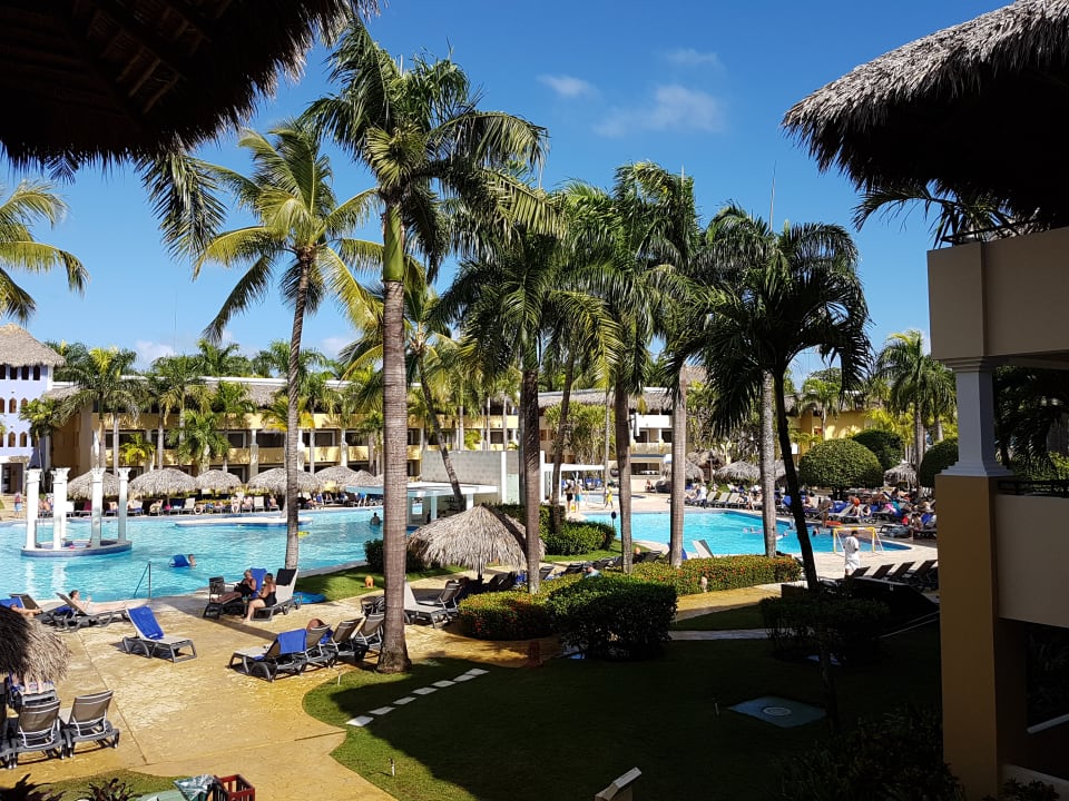 Hotelpool bei Tag Iberostar Waves Costa Dorada