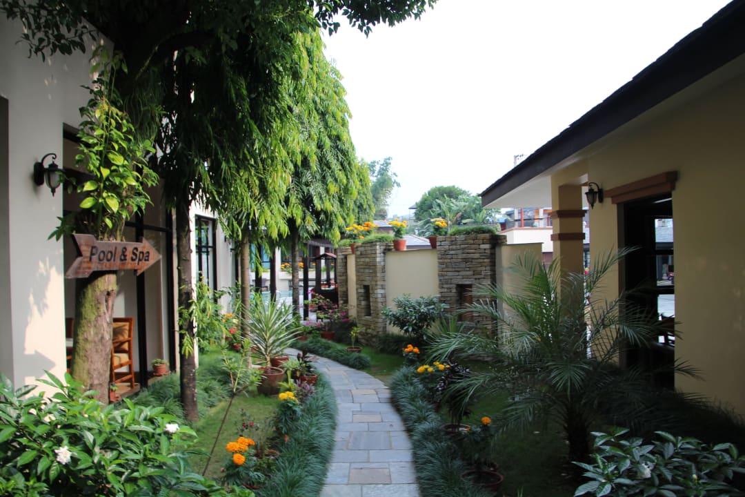 Weg zum Pool Atithi Resort & Spa