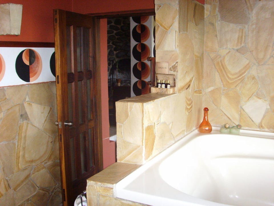 Blick aus dem Bad ins Zimmer Hotel Hatari Lodge