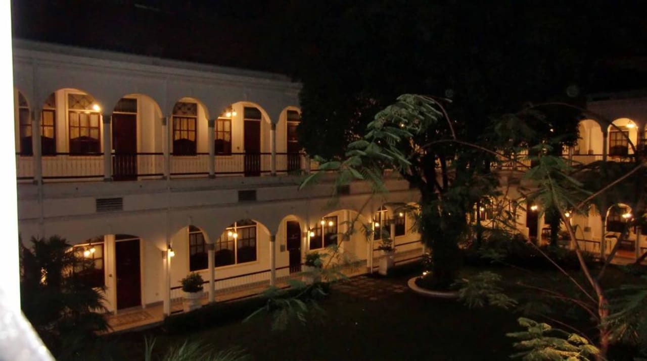 Innenhof bei Nacht Hotel Majapahit Surabaya