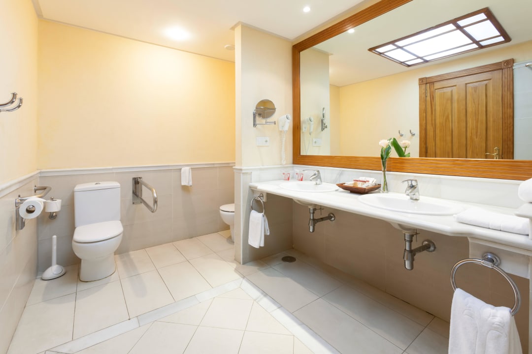 Badezimmer des barrierefreien Zimmers GF Gran Costa Adeje