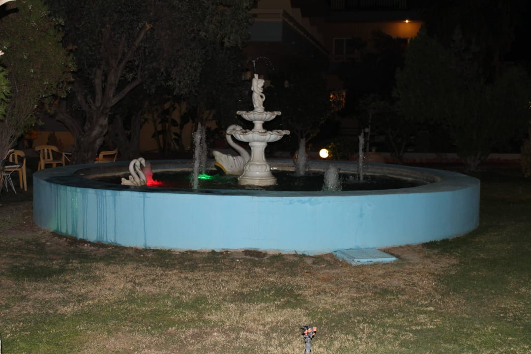 Brunnen bei Nacht Hotel Golden Odyssey