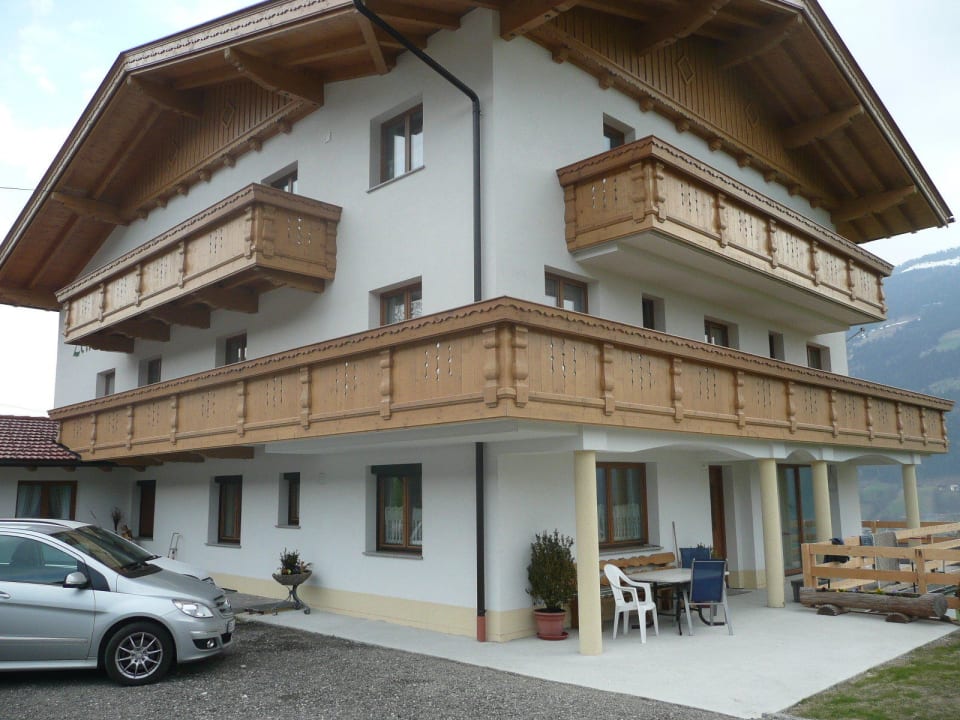 Der Außenbereich mit Parkplatz Landhaus Zeller