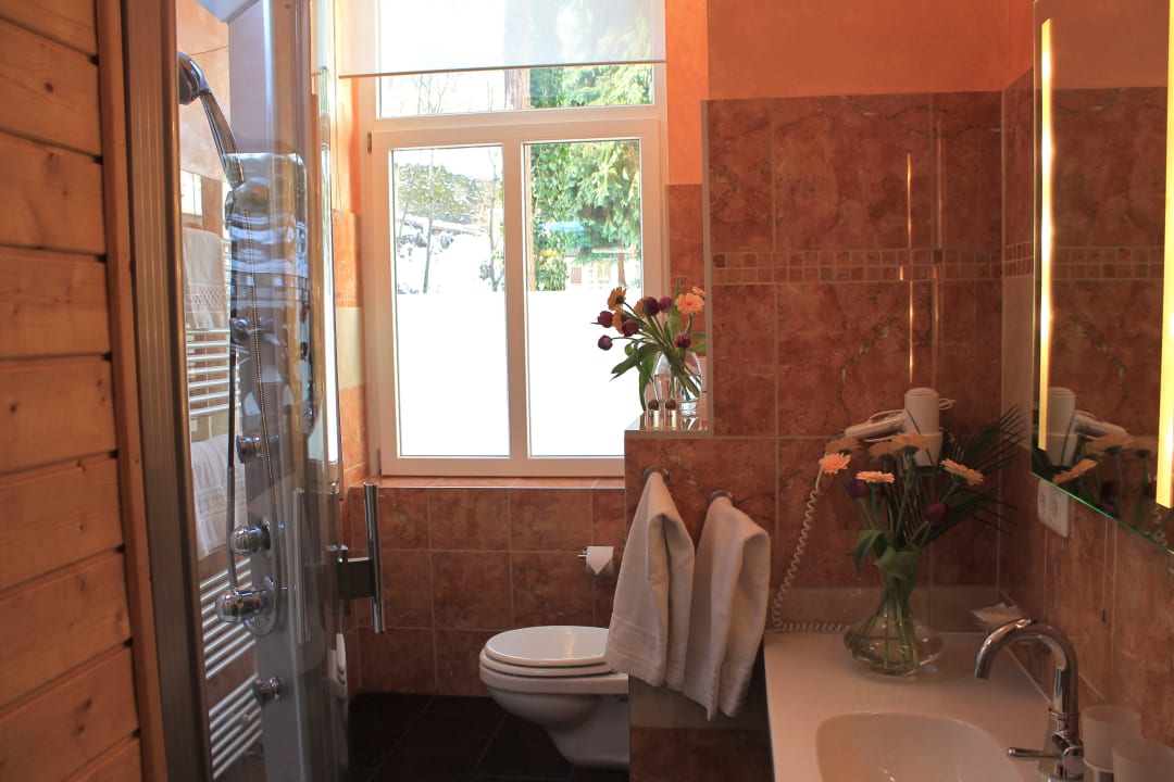 Das Bad zum Wellness Zimmer mit kleiner Saun Kurhotel Quellenhof