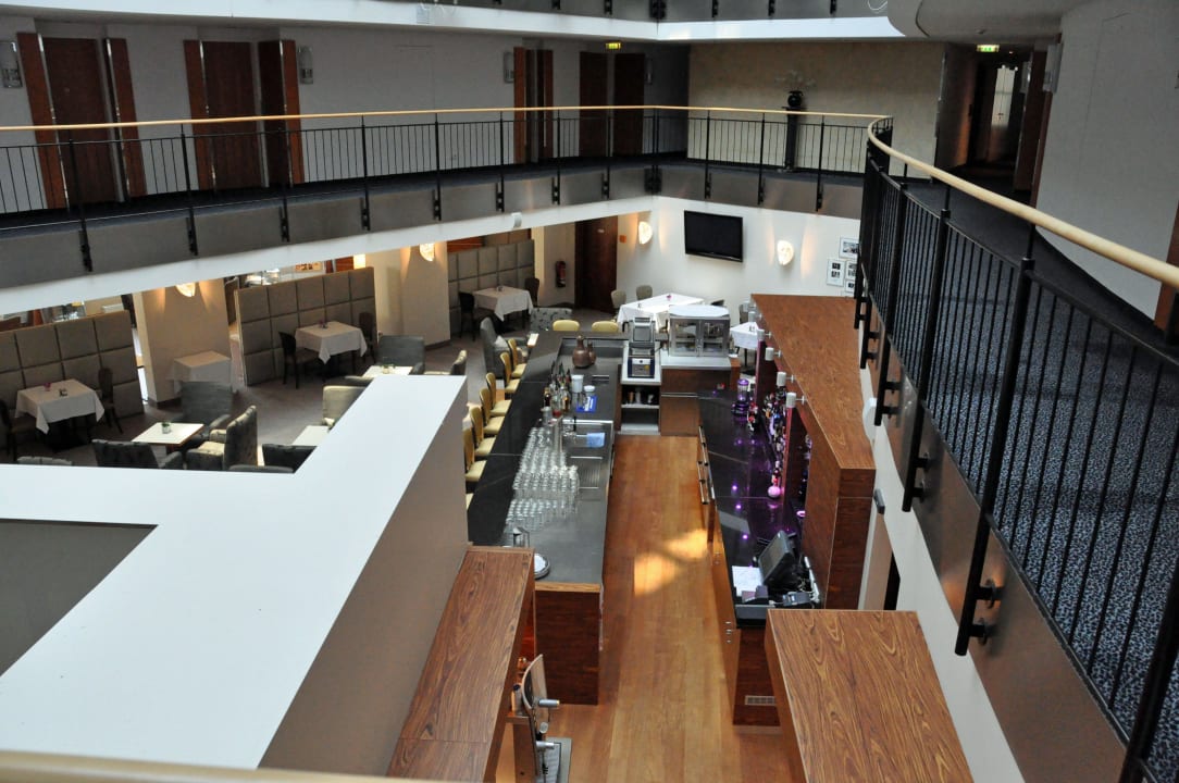 Innenhof Sicht auf Barraum Dorint Hotel Esplanade Jena