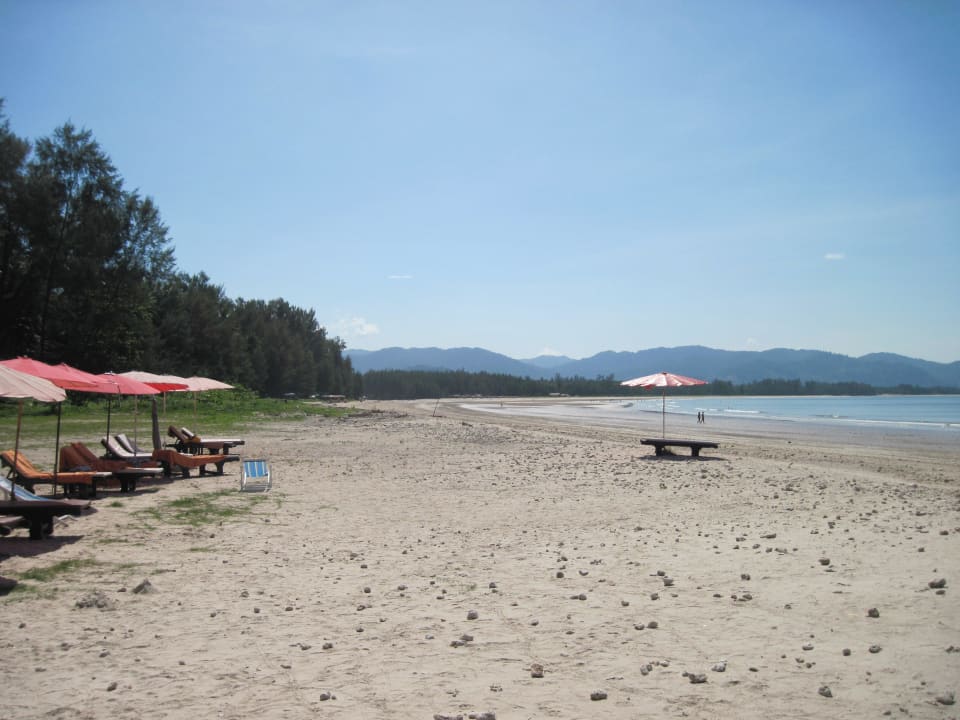 Hotelstrand mit Liegen Hotel Takolaburi Khao Lak