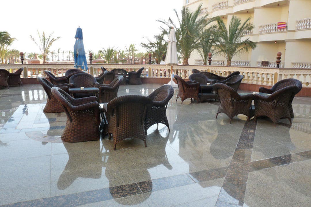 Terrasse mit Sitzmöglichkeiten Riviera Aqua Park Resort