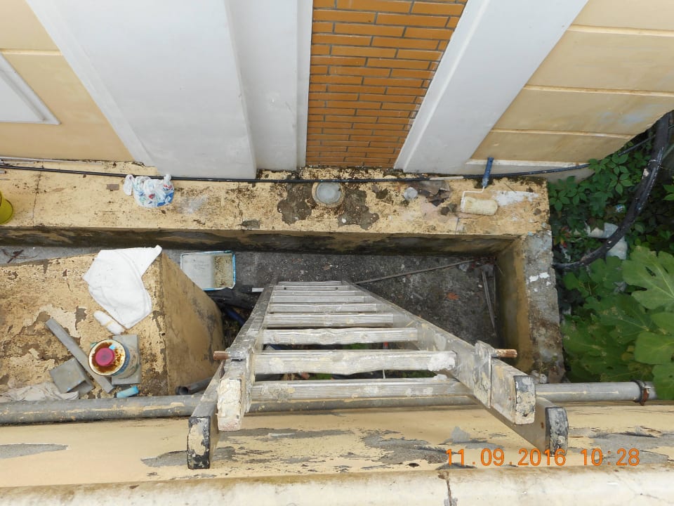 Neben dem Pool an der Außentreppe Ithea Suites Hotel