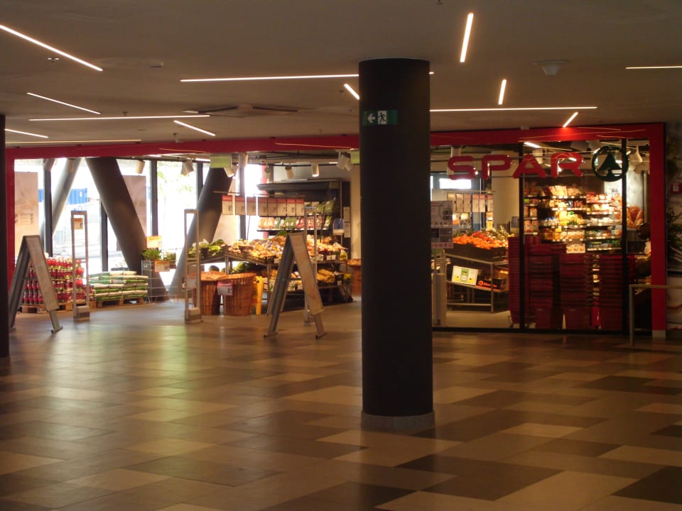 Supermarkt im EG Hotel Academia