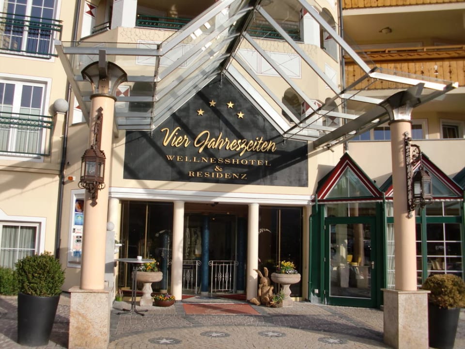 Hoteleingang Wellnessresort Vier Jahreszeiten
