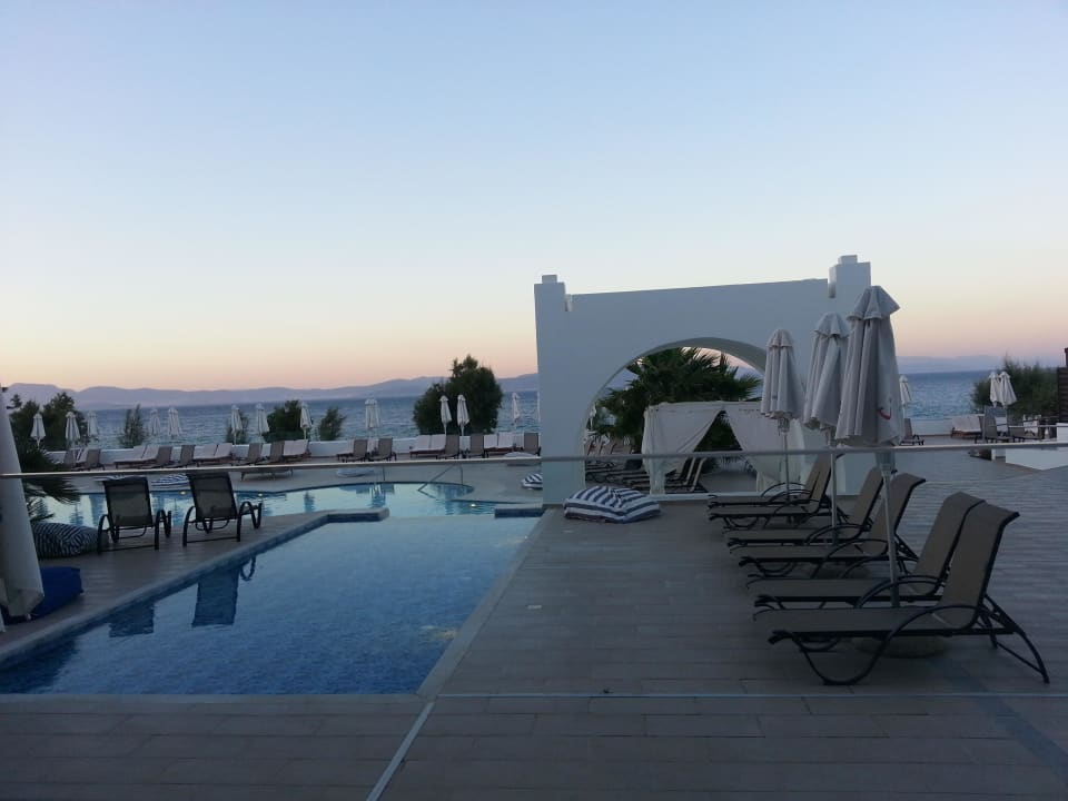 Pool am Abend TUI BLUE Oceanis Beach and Spa Resort