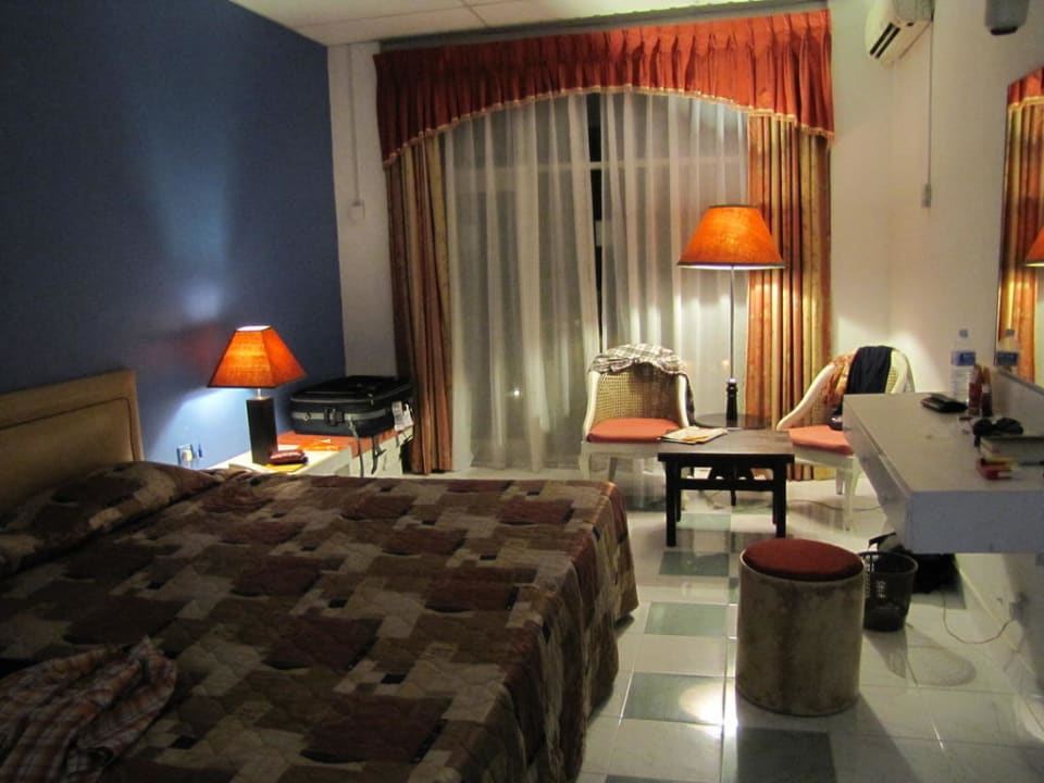 Zimmer am Abend Hotel Camelot Beach