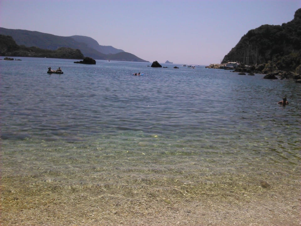 Kiesstrand unterhalb Hotel Odysseus Hotel