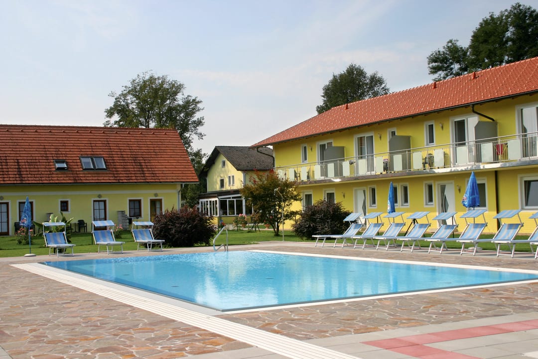 Liegebetten & Relaxstühle stehen kostenlos bereit Gasthof Lindenhof