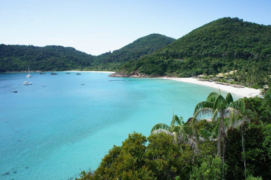 Bucht, rechts Hotel The Taaras Beach & Spa Resort