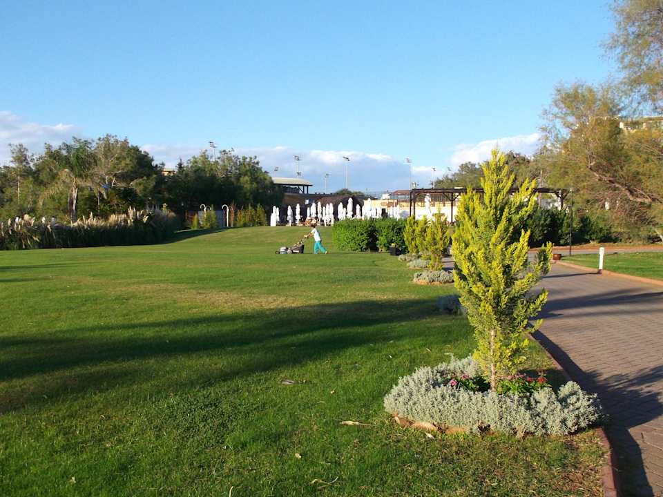 Die gepflegte Gartenanlage Sueno Hotels Beach Side