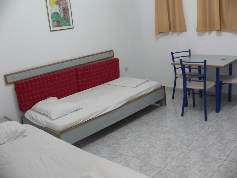 Wohnbereich mit den beiden Betten Ekaterini Hotel