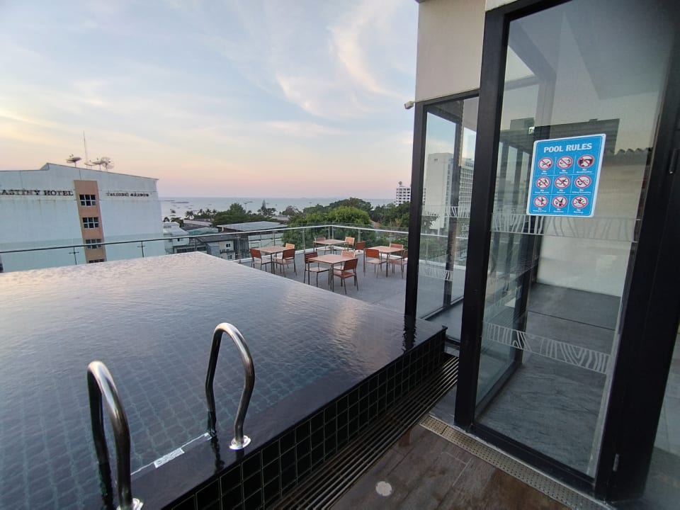 Pool Blackwoods Hotel Pattaya