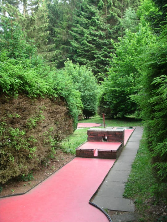 Minigolf mitten im Wald. Alt, aber ich fands schön. Ferienpark Hambachtal