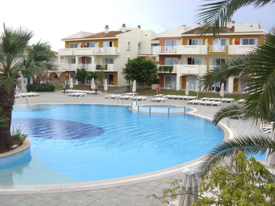 Der untere der beiden Pools blau punta reina